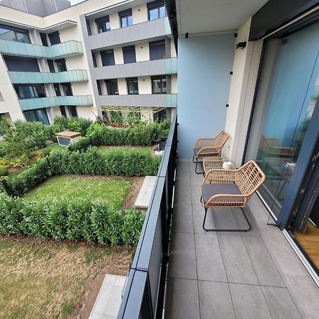 פראג Newly Built Apartment With Balcony, Ac And Free Indoor Garage מראה חיצוני תמונה
