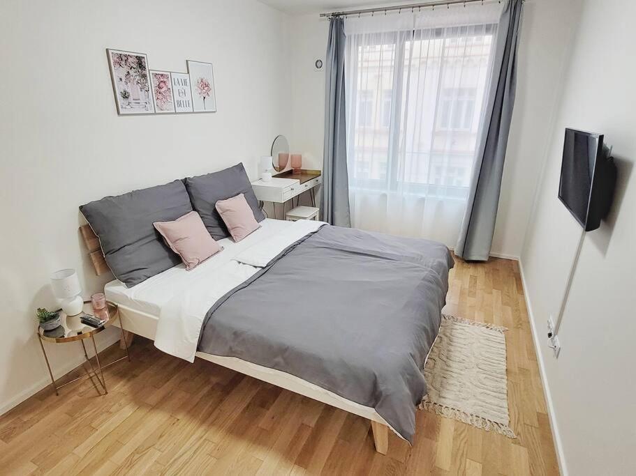 פראג Newly Built Apartment With Balcony, Ac And Free Indoor Garage מראה חיצוני תמונה