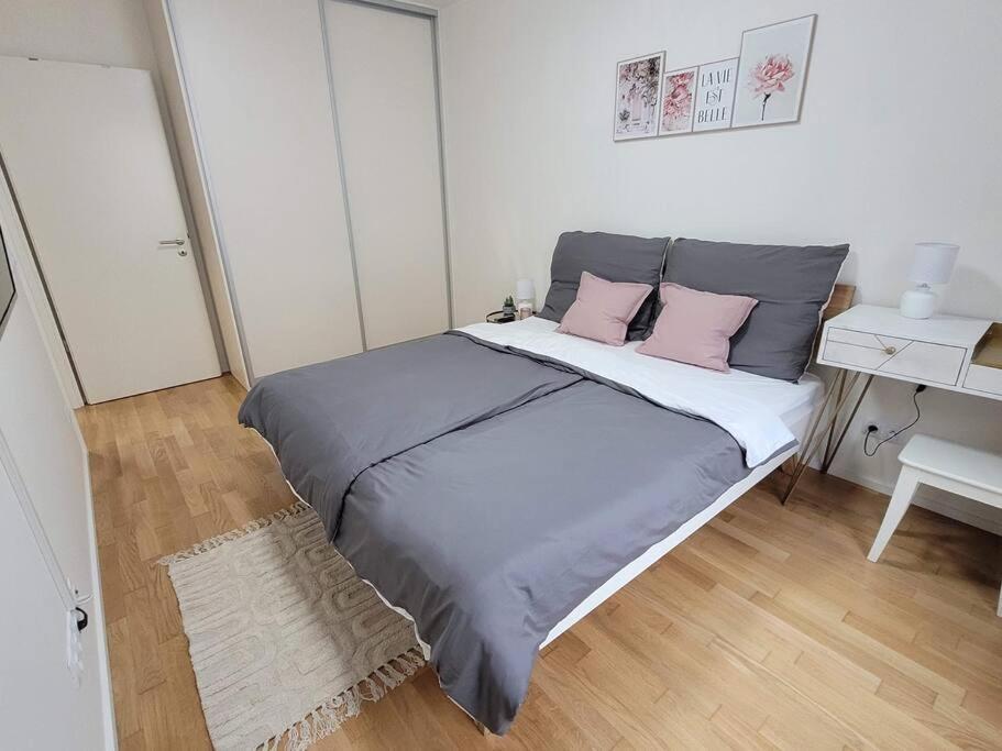 פראג Newly Built Apartment With Balcony, Ac And Free Indoor Garage מראה חיצוני תמונה