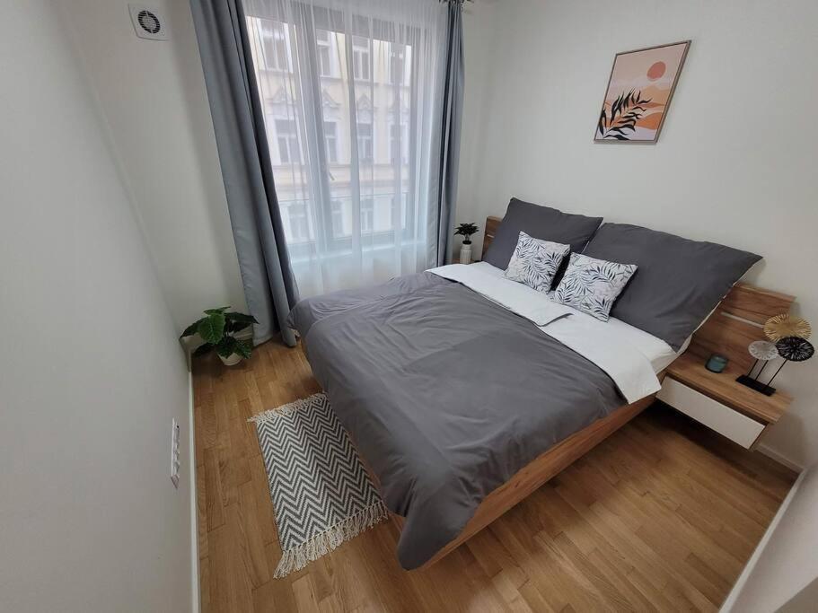 פראג Newly Built Apartment With Balcony, Ac And Free Indoor Garage מראה חיצוני תמונה
