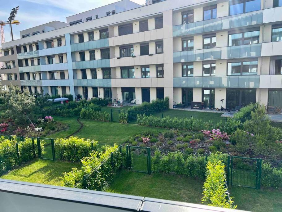 פראג Newly Built Apartment With Balcony, Ac And Free Indoor Garage מראה חיצוני תמונה