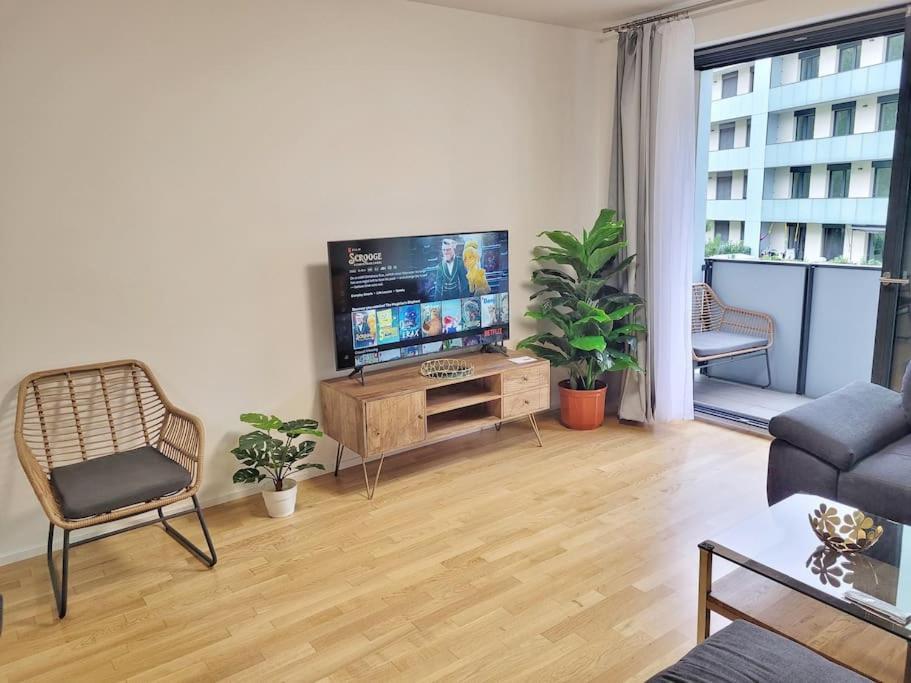 פראג Newly Built Apartment With Balcony, Ac And Free Indoor Garage מראה חיצוני תמונה