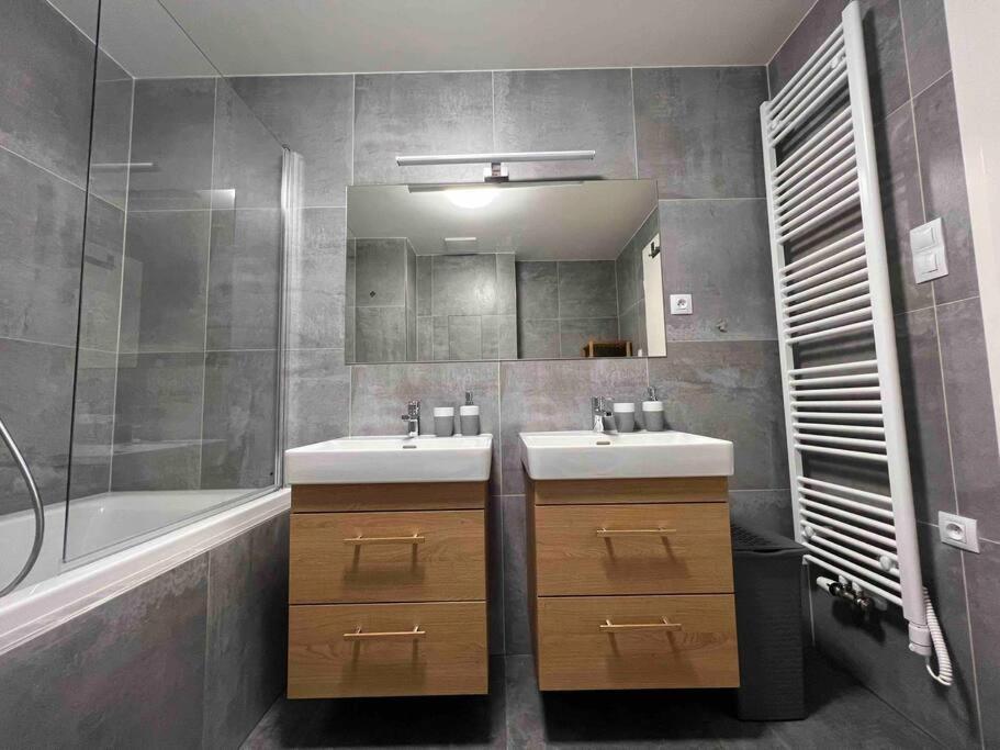 פראג Newly Built Apartment With Balcony, Ac And Free Indoor Garage מראה חיצוני תמונה