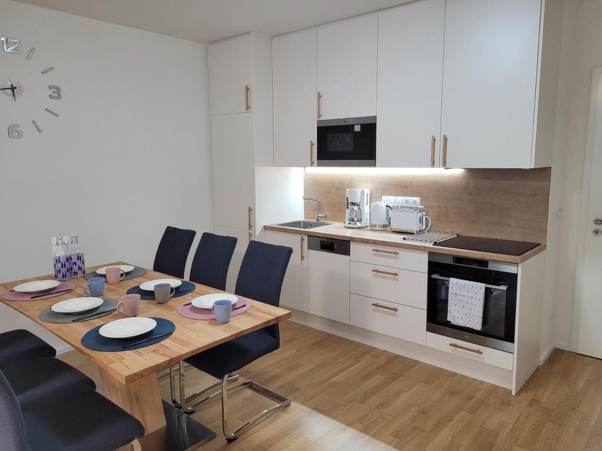 פראג Newly Built Apartment With Balcony, Ac And Free Indoor Garage מראה חיצוני תמונה