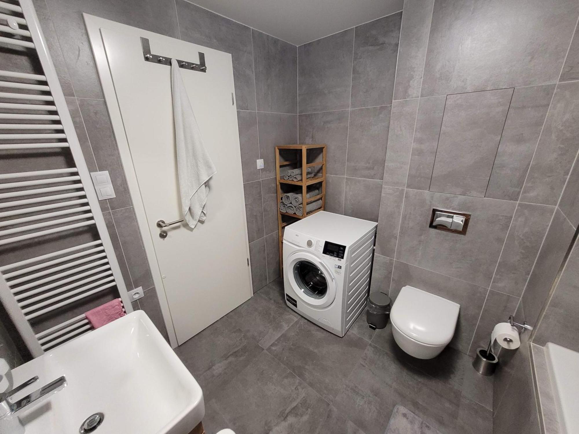 פראג Newly Built Apartment With Balcony, Ac And Free Indoor Garage מראה חיצוני תמונה