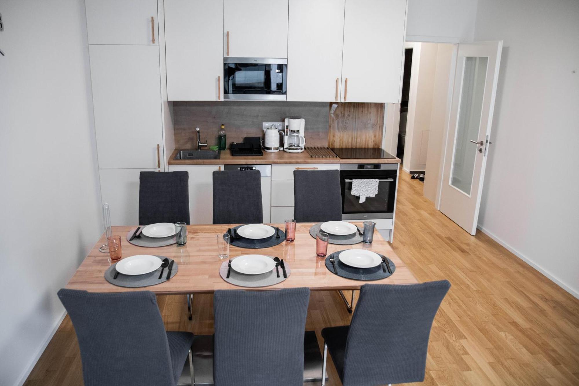 פראג Newly Built Apartment With Balcony, Ac And Free Indoor Garage מראה חיצוני תמונה