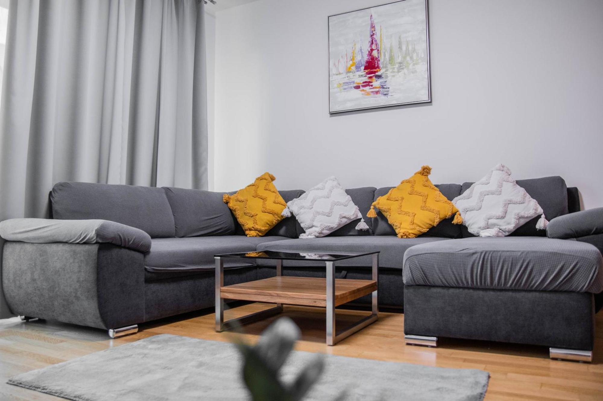פראג Newly Built Apartment With Balcony, Ac And Free Indoor Garage מראה חיצוני תמונה