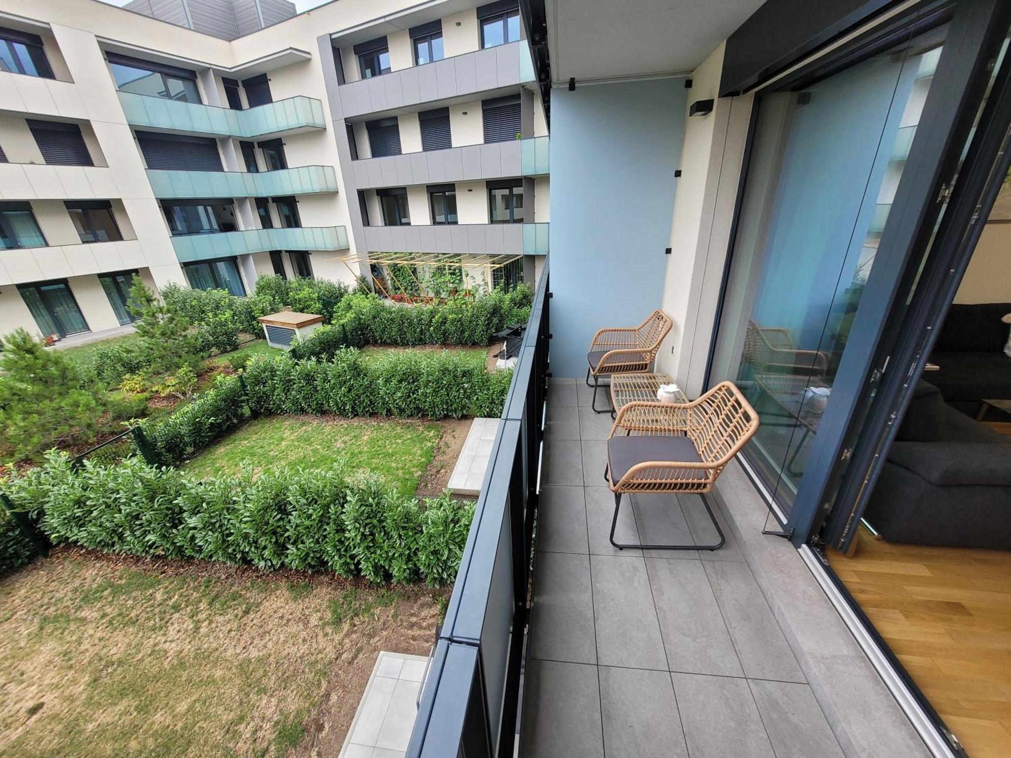 פראג Newly Built Apartment With Balcony, Ac And Free Indoor Garage מראה חיצוני תמונה
