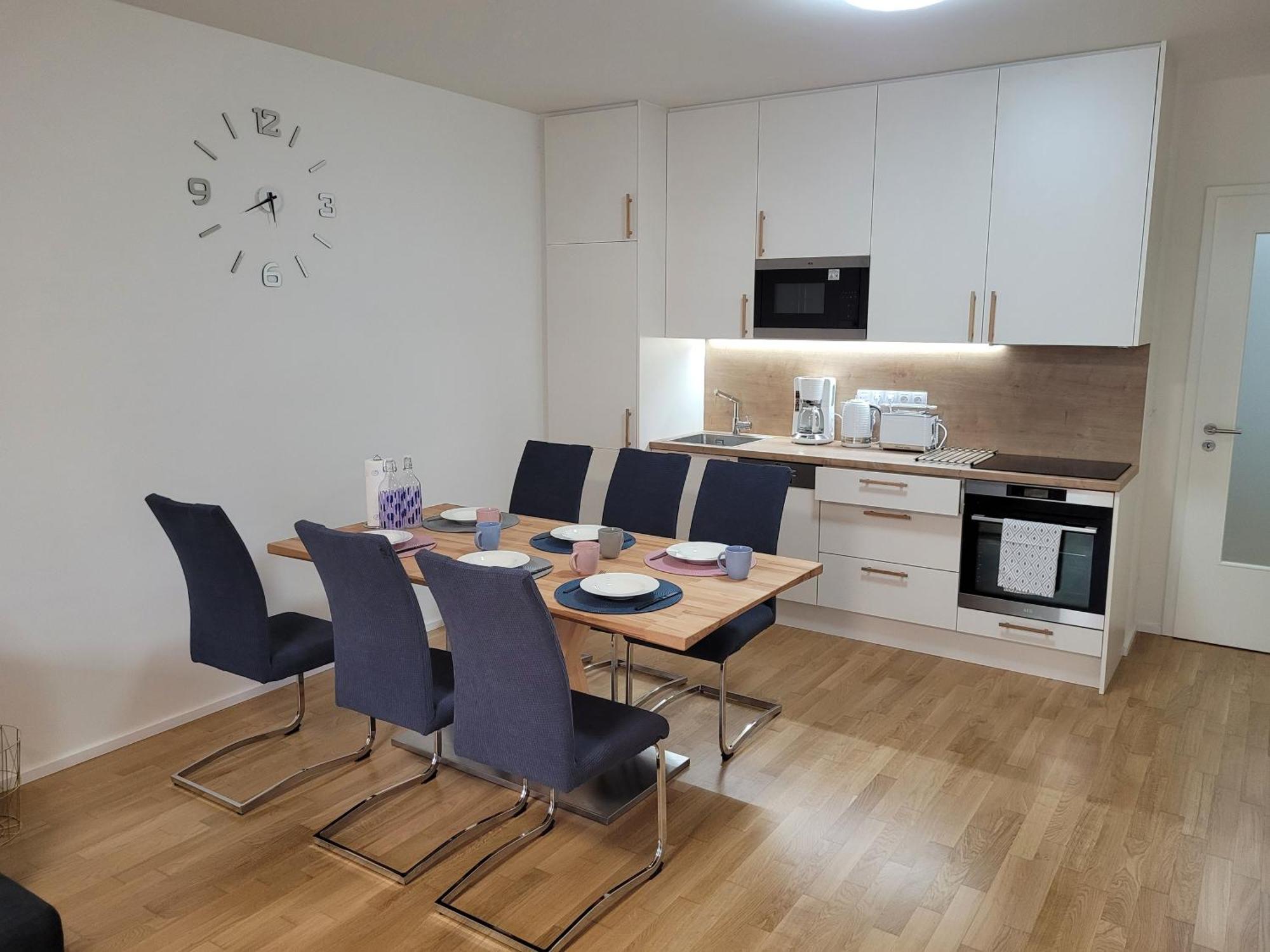 פראג Newly Built Apartment With Balcony, Ac And Free Indoor Garage מראה חיצוני תמונה